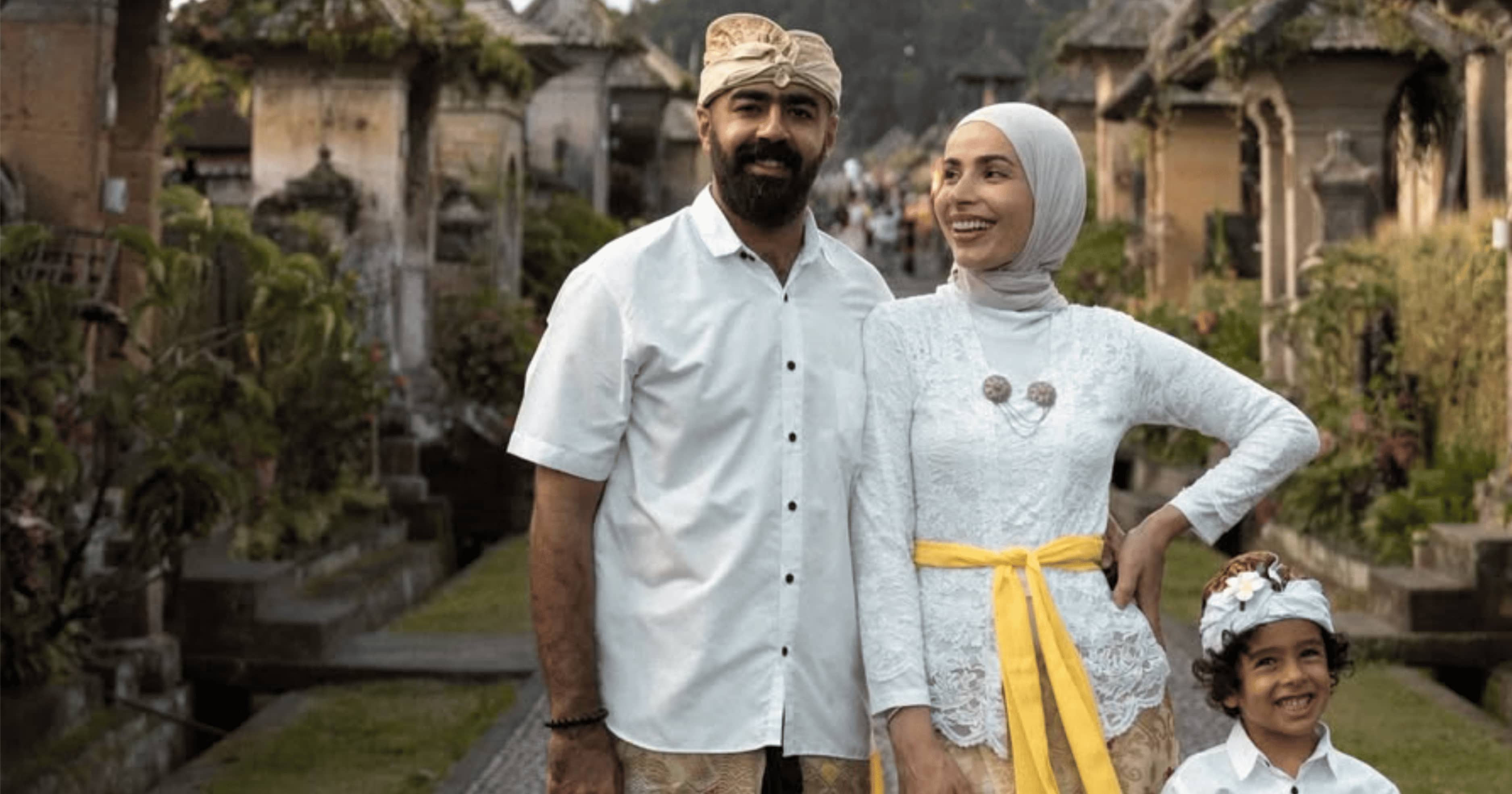 سمر وأياد وابنهما سام سفراء رحّال يتجولون في شوارع بالي بالأزياء التقليدية الإندونيسية